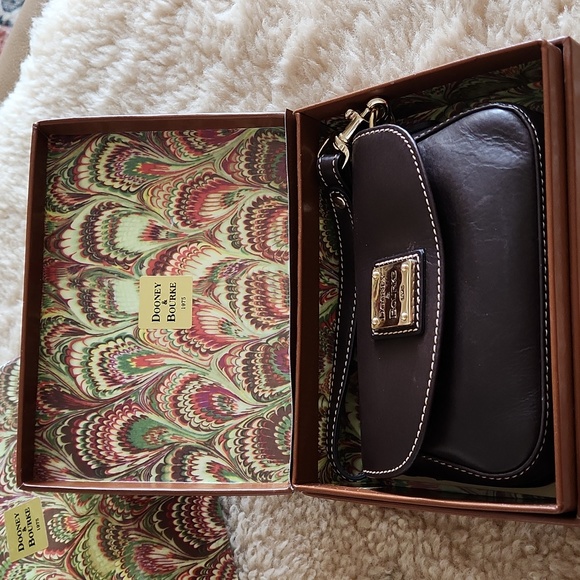 Gorgeous NWT IOB Dooney & Bourke Brown Leather Flap Wristlet🤎🎁❤️ - Picture 13 of 16